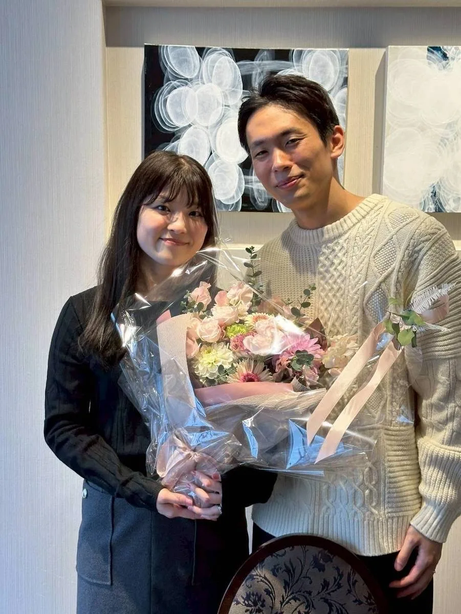 花束を手にした記念の一枚