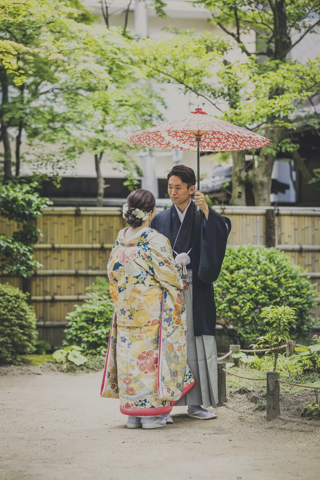 扇子を手にした和装の新婦